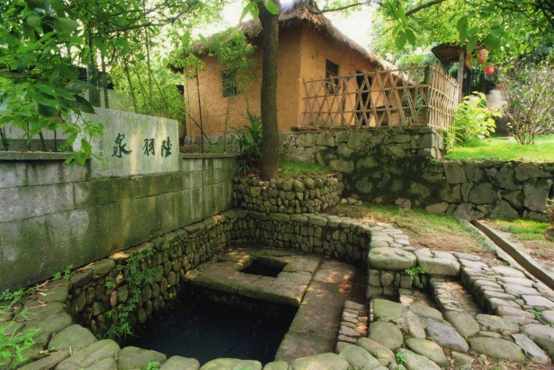 有唐代茶圣陆羽隐居著《茶经》的陆羽泉遗址……历史遗迹数不胜数