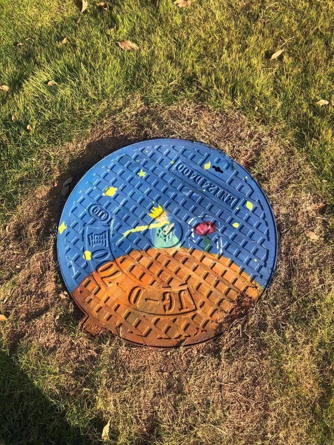 "穿"上多彩外衣也华丽变身冰冷的井盖成了珍珠奶茶立体画中的一根吸管