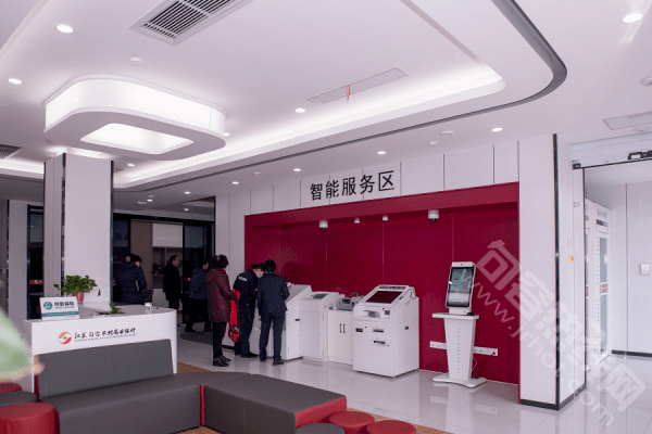 句容农商行打造全市首家智能银行网点