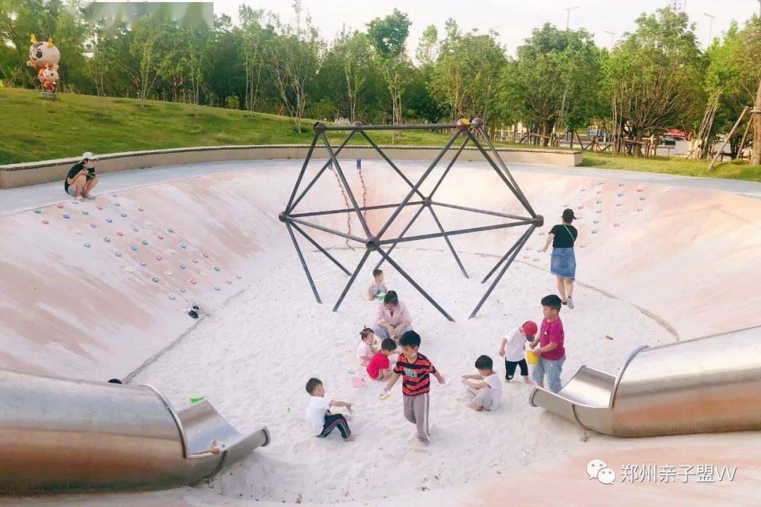公园里有儿童趣味乐园,篮球场,彩色跑道等还有塑胶篮球场满足各个年龄