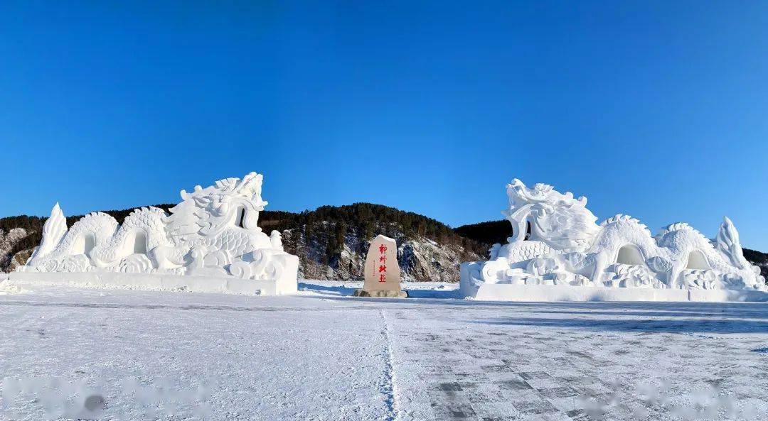 在神州北極廣場,兩座高15米,長100餘米的巨龍雪雕氣勢恢宏,美輪美奐