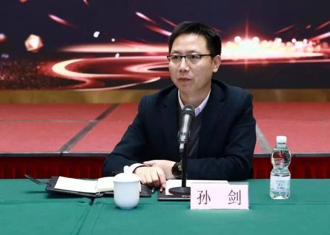 商会名誉会长孙剑,街道商会会长,天马论道董事长王雪,街道办事处副