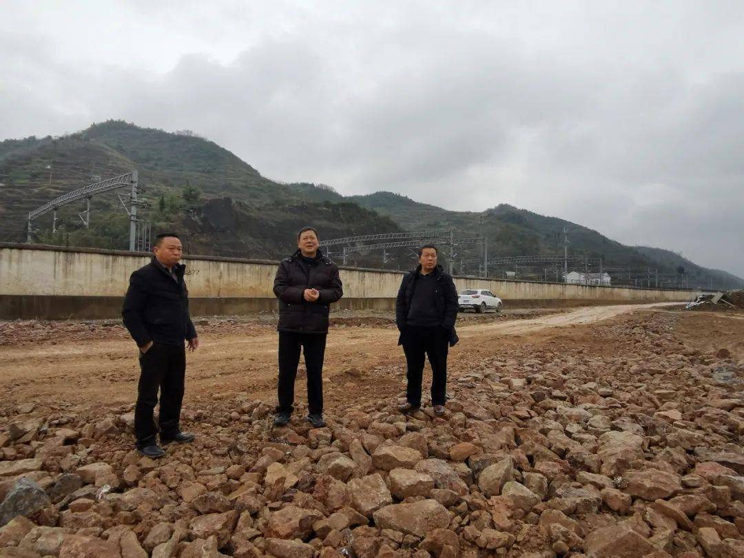 马显红查看了已按时间节点完工的龙坑站站房对侧的