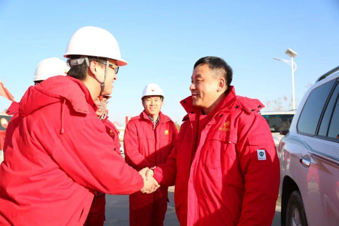 油田公司总经理党委副书记何江川到采气二厂看望慰问一线干部员工