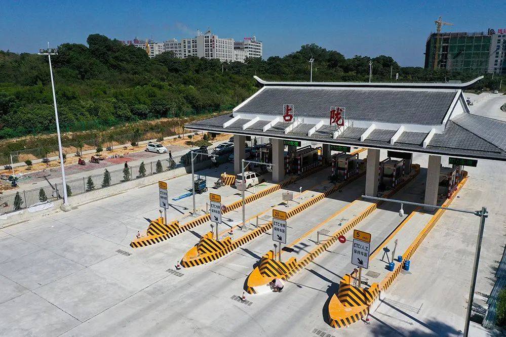 从位于我市濠江区的"汕头南"收费站出发