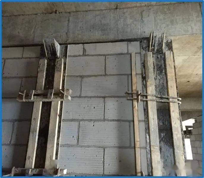 构造柱上端留置牛腿斜口,采用对拉螺栓固定,侧边采用双面胶封堵缝隙