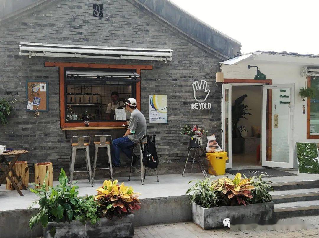 yolo 咖啡馆格外吸引眼球,尤其是当屋外路边坐满喝咖啡的红男绿女的