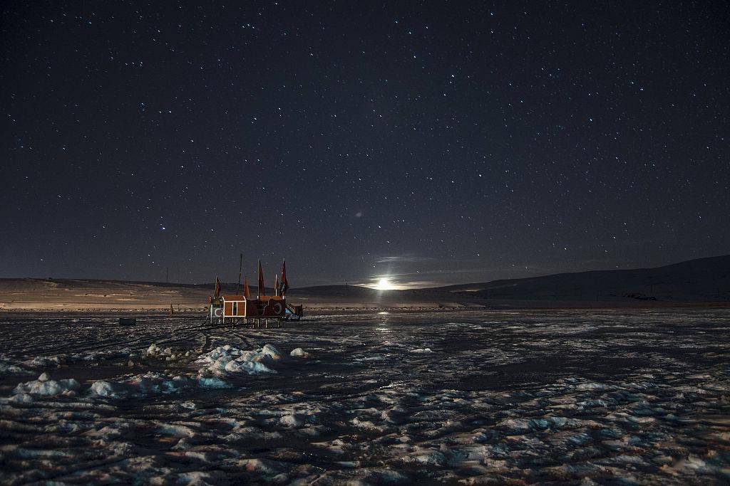 土耳其星夜璀璨湖水因低温部分冻冰