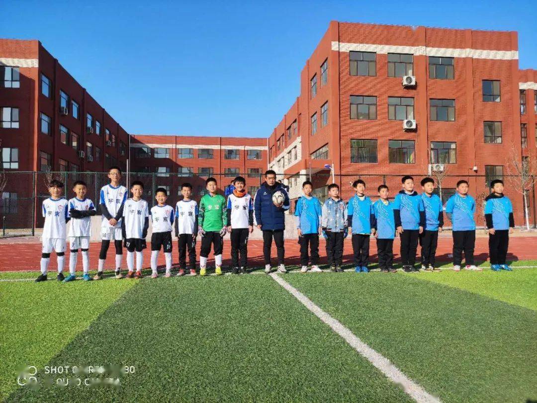 石麟体育汗水挥洒赛场绿荫点亮梦想长清区石麟小学足球联谊赛开赛