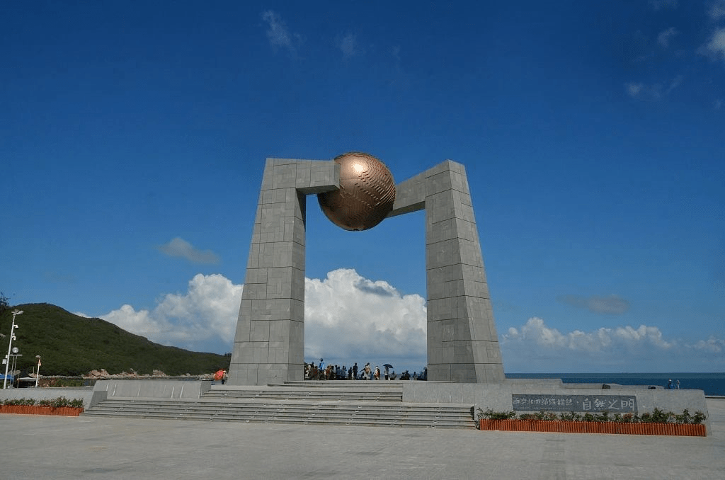 74"自然之门"是南澳的地标性建筑,处于北回归线与我国大陆东岸的