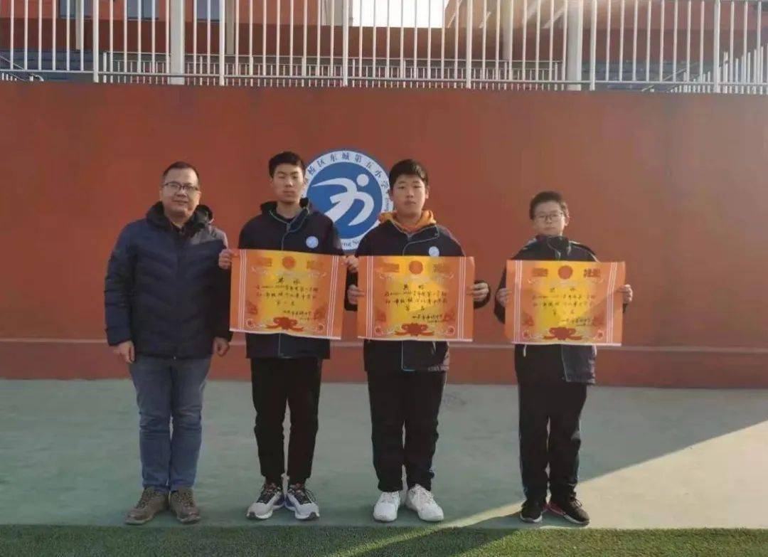 灞桥教育拧绳聚力搏尽一份力五环中学初中部五小校区举办拔河比赛