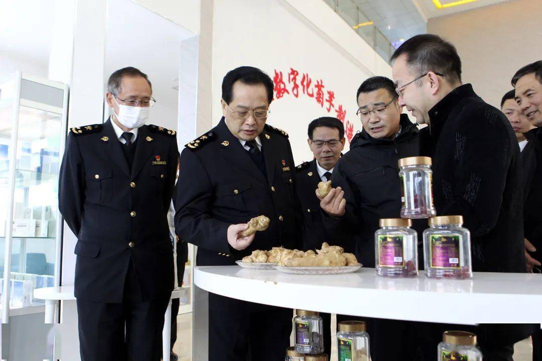 孙世和(左二)在陕西森弗天然制品有限公司调研这次会议求真务实,科学