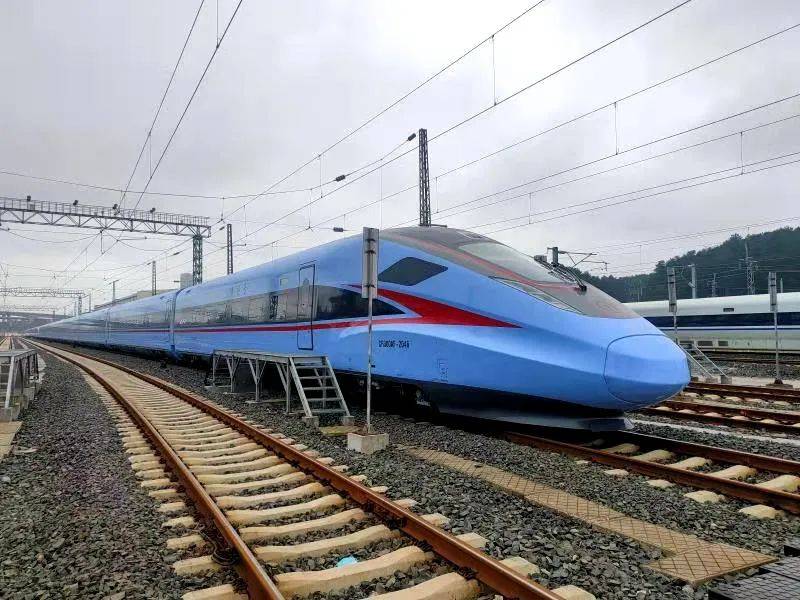 蓝色车型该次列车首次使用与以往不同的是贴地"飞"向六盘水准点驶离