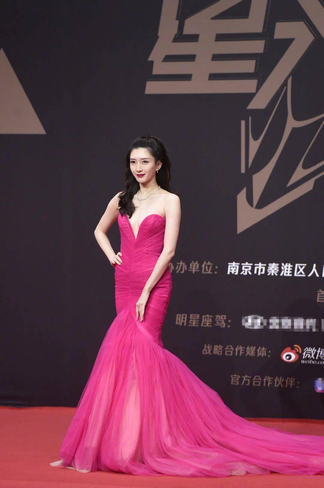 肖战王一博合体热巴美上天2020星光大赏红毯厮杀谁赢了