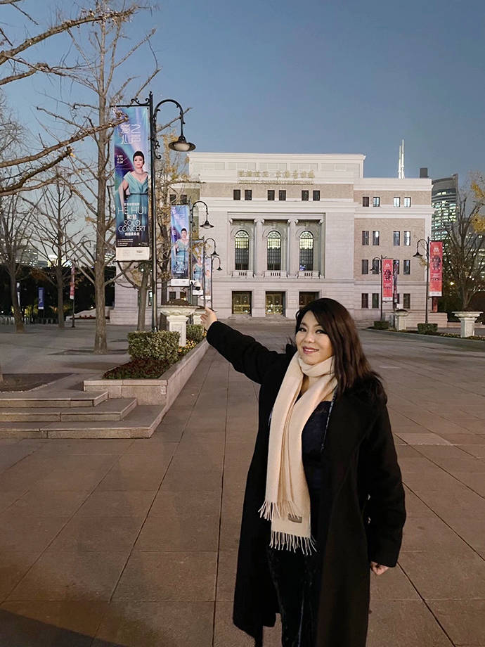 五周的旅途和隔离后,女高音歌唱家和慧回到中国乐迷