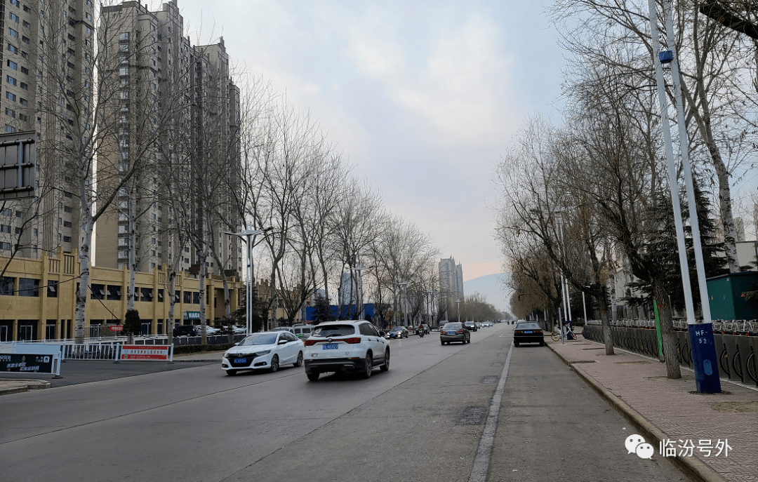 临汾这条路刚划好的停车位又给涂了