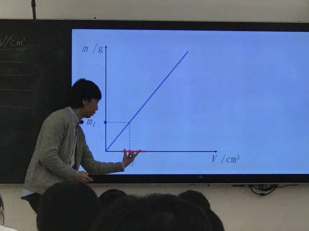 廣州市培正中學物理老師江帆進行問題分析示範化學課上學生進行實驗