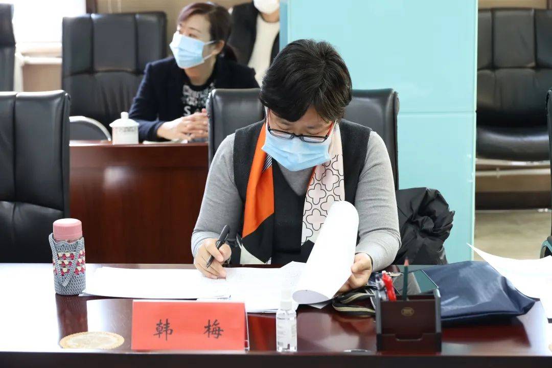 北京市疾控中心健康教育所成员韩梅在区爱卫办副主任李丹宁的陪同下