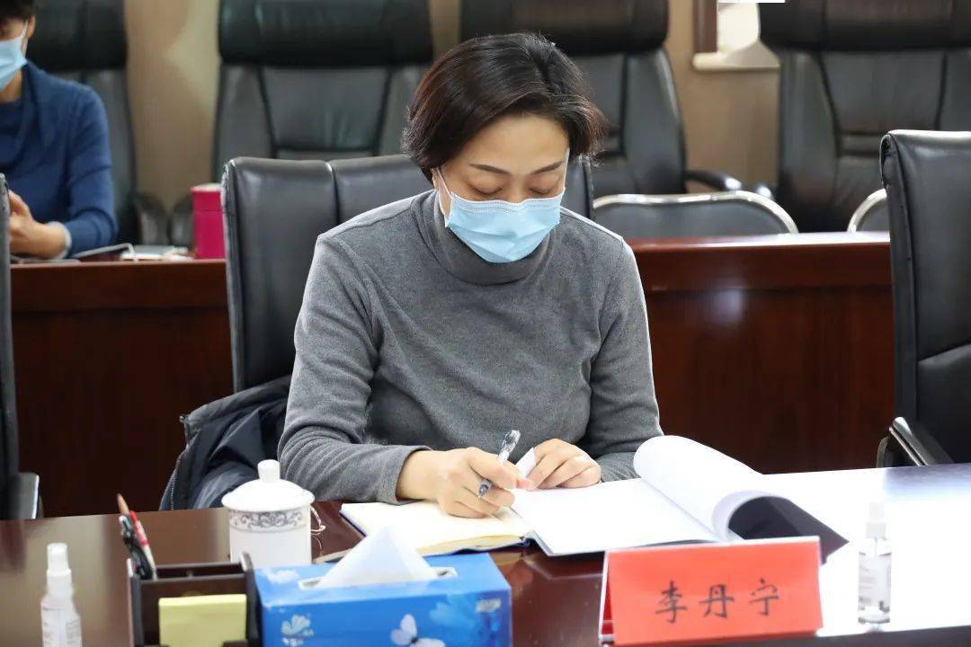 北京市疾控中心健康教育所成员韩梅在区爱卫办副主任李丹宁的陪同下