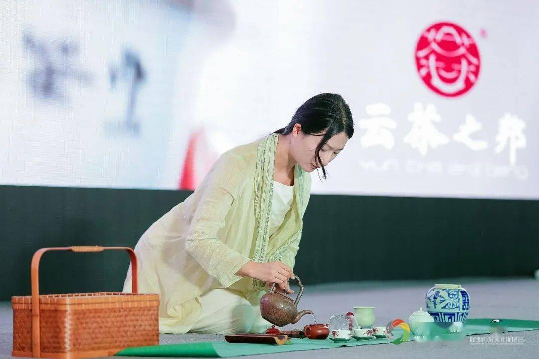 湖南师范大学美术学院教授,苏州大学建筑学院兼职教授刘伟;台湾一叶