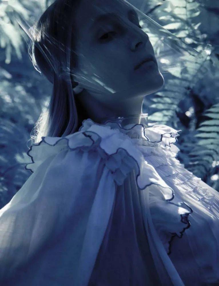 打破色彩魔咒:蓝色如何穿得不忧郁,冰冷,深沉