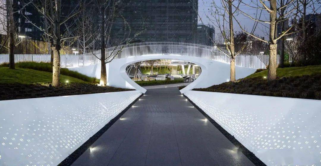 "鹿在林中走"的梦幻之美,设计团队对冲孔板渐变的鹿脚图案排布方式数