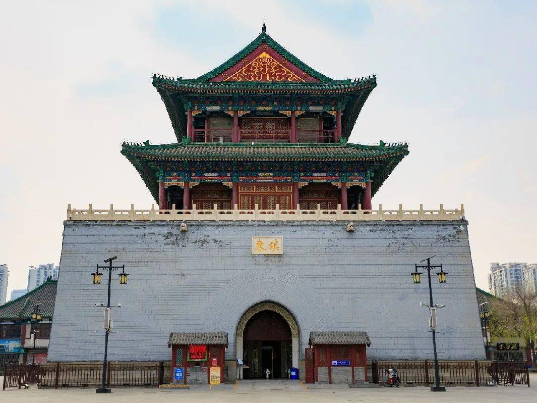 鼓楼初建于公元1404年(明永乐二年),天津设卫筑城,而此时的鼓楼也只是