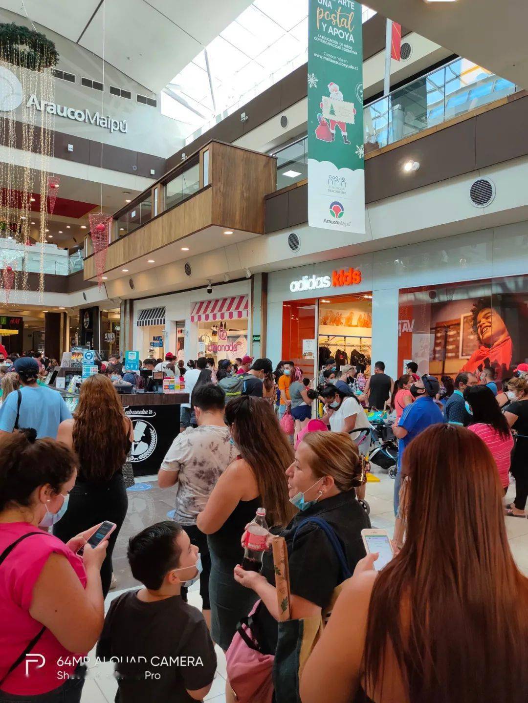 最后的疯狂智利全国各地购物中心百货商铺都挤满了购物人群卫生部提醒