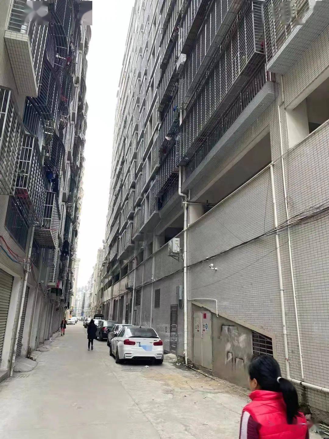 事发河源紫金深更半夜一只大碗从天而降楼下豪车天窗被砸出大洞