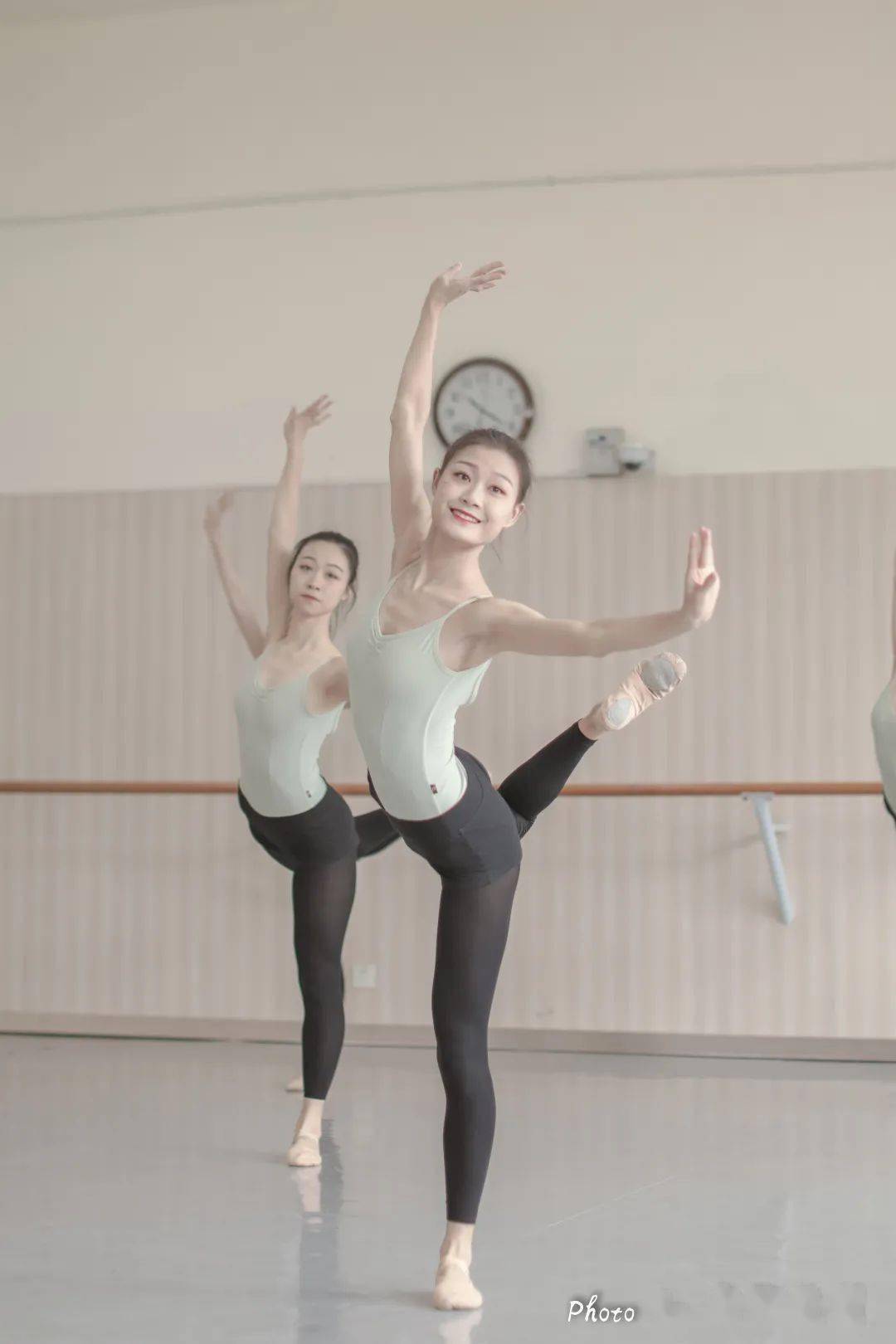 舞影图集四川师大舞蹈学院2018级13班古典舞课堂精彩瞬间授课教师冯