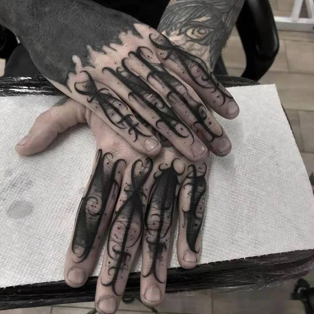 手指花体字纹身