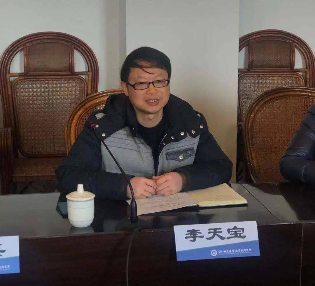 在座谈会上,浙江广厦建设职业技术大学李天宝主任介绍了广厦大学档案
