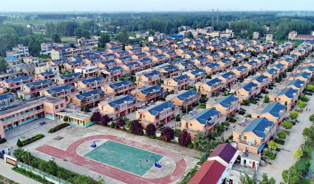 为确保贫困群众尽早尽快住进安全放心的房子,五河县一方面建立"周通报