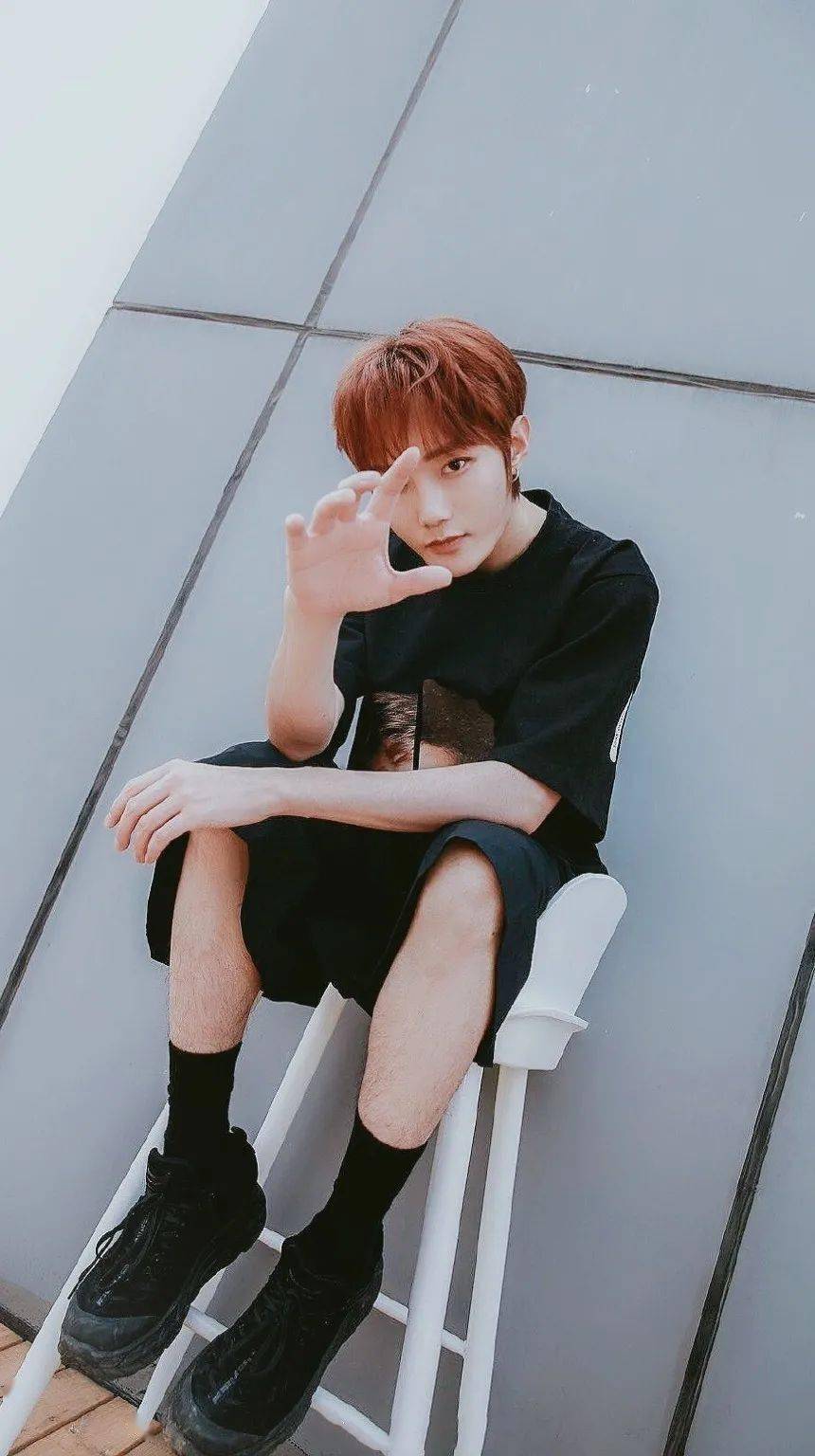 手机壁纸r1se刘也