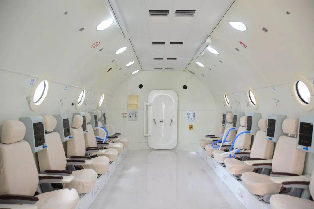 该医用空气加压氧舱,治疗过程全电脑操作,加压,减压平稳,耳压不适感轻