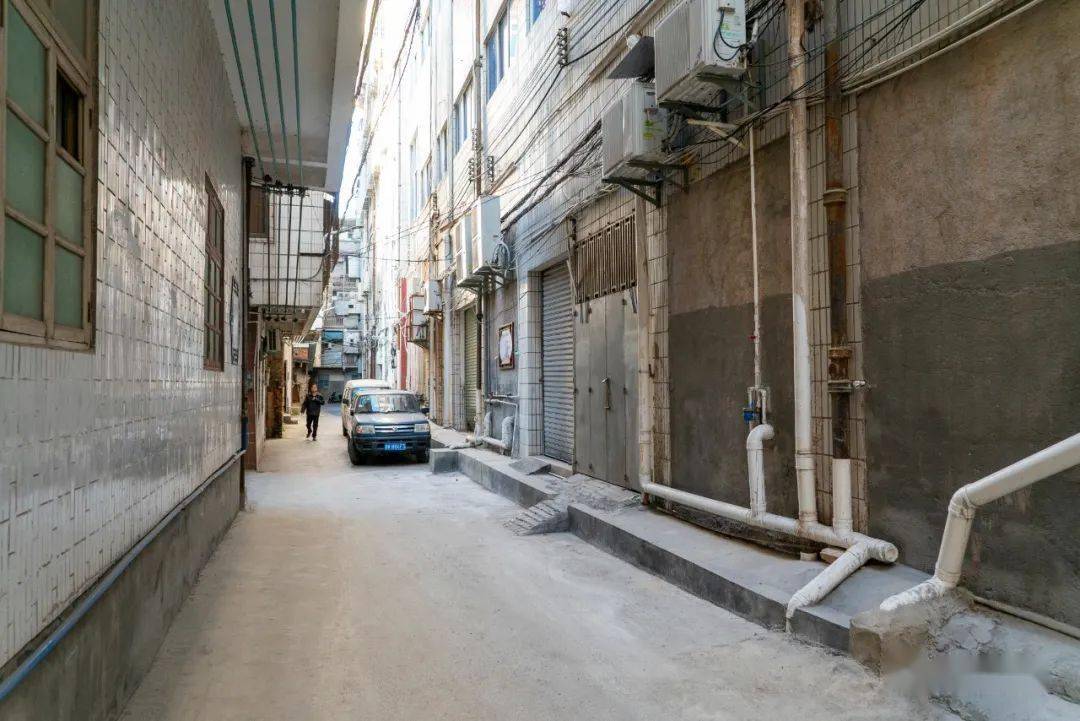 南关社区原来存在乱搭建,乱张贴,乱堆放,背街小巷路面破烂等问题.