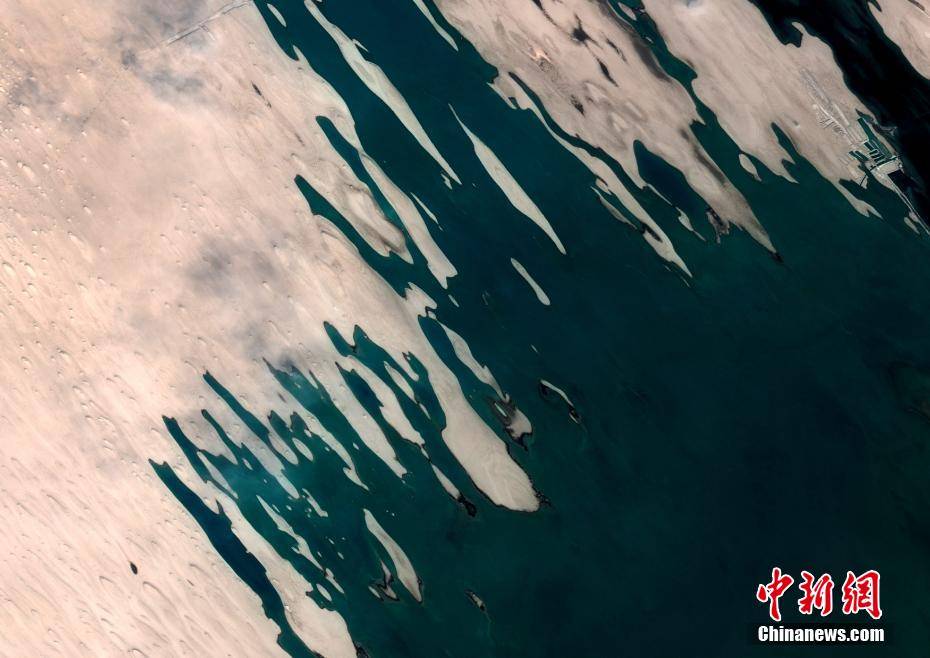 卫星扫描中国“聚宝盆”：盐湖如翡翠群山似彩绘