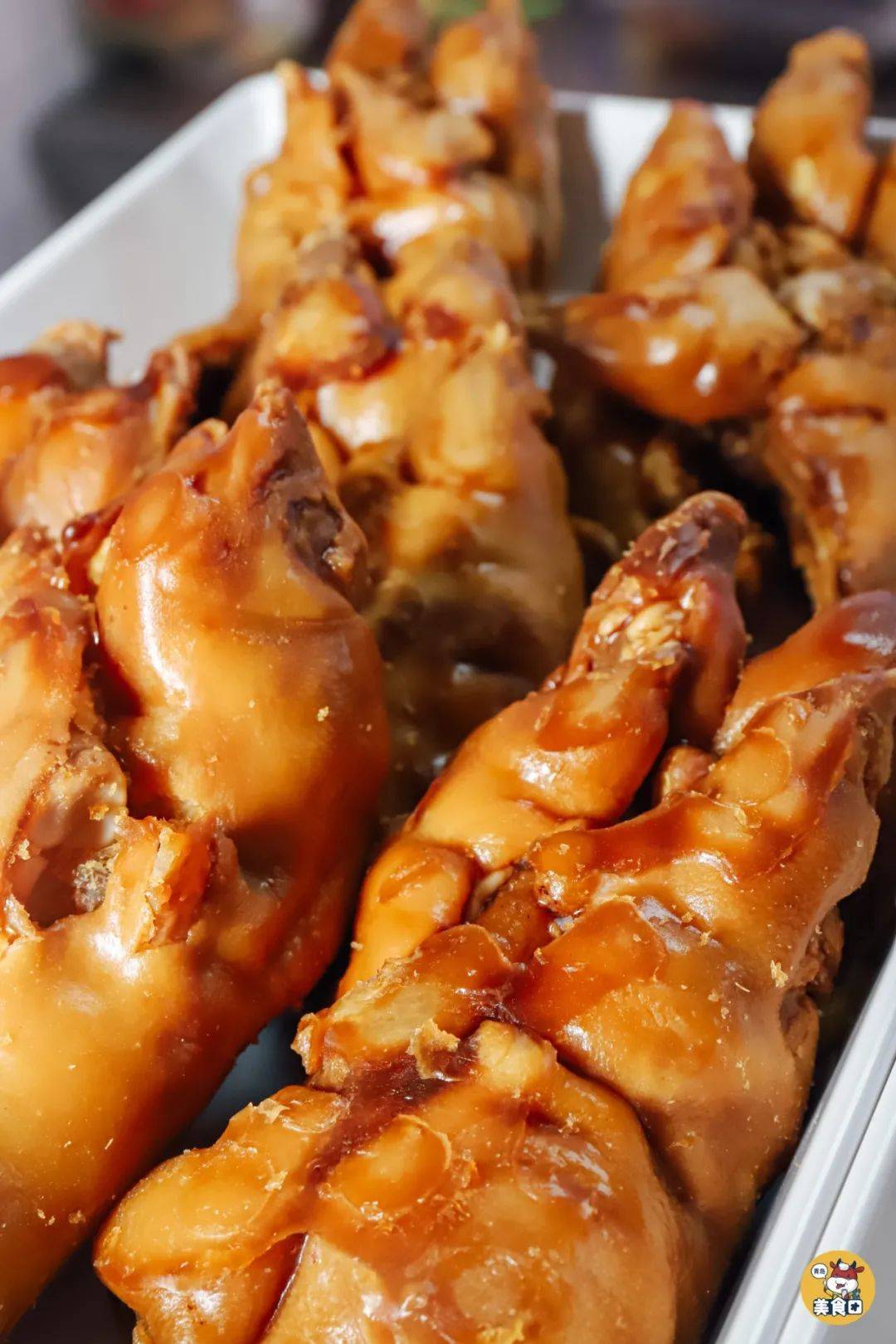 q弹的双色小肉丸也是惊喜的存在咸香入味的卤猪蹄个大饱满不同颜色