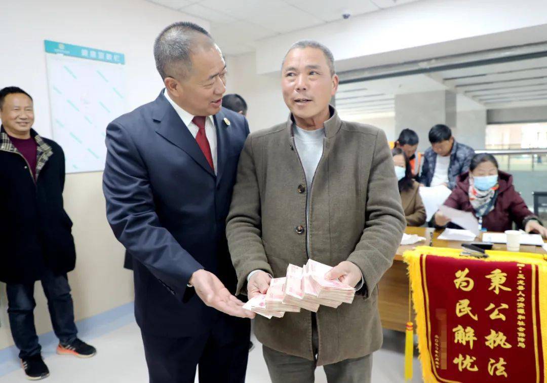 玉龙焦点县检察院介入这两个项目拖欠的农民工工资今天全部兑现了
