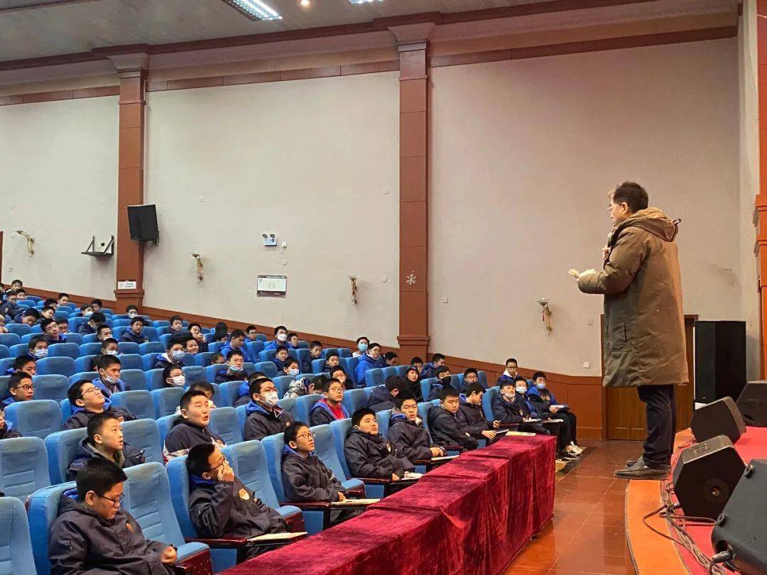 何峰教育解码青春期重塑四观何峰老师走进郑州中学