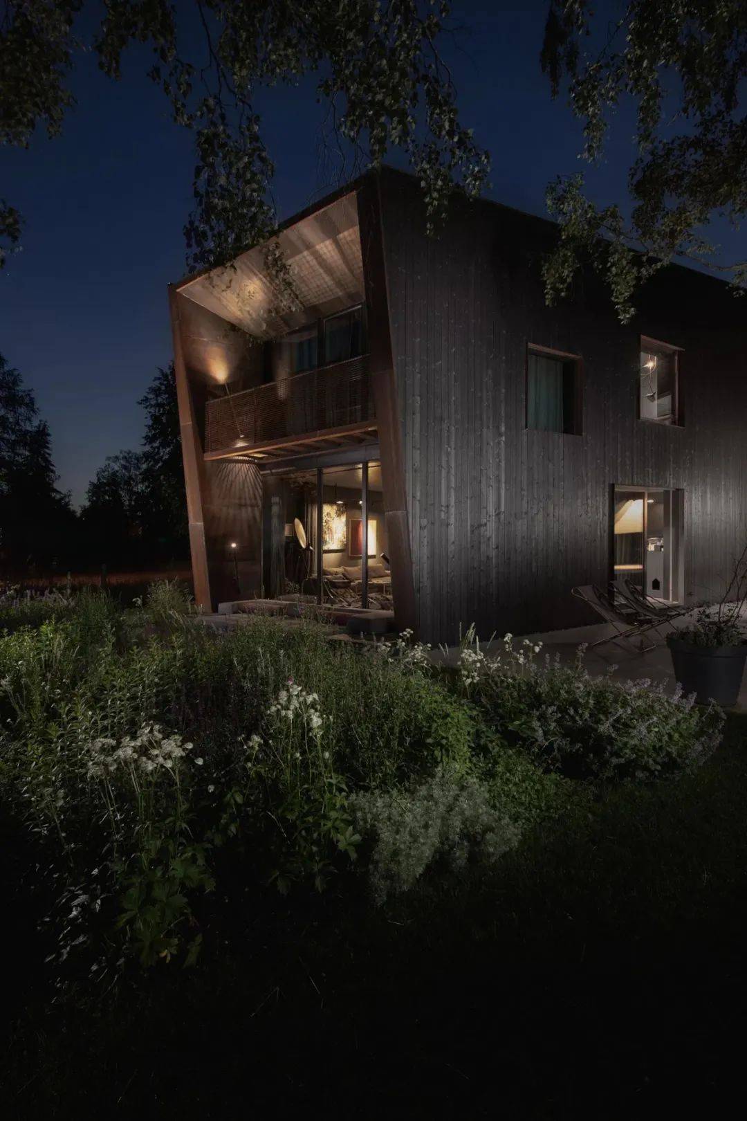 189m05黑色系别墅藏于林间的避世居所