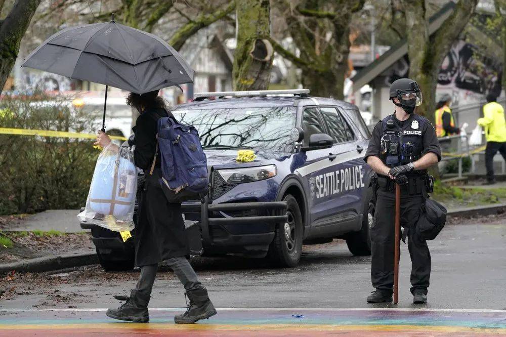 西雅图市政部门清除百吨垃圾,穿黑衣进公园踢球者被逮捕