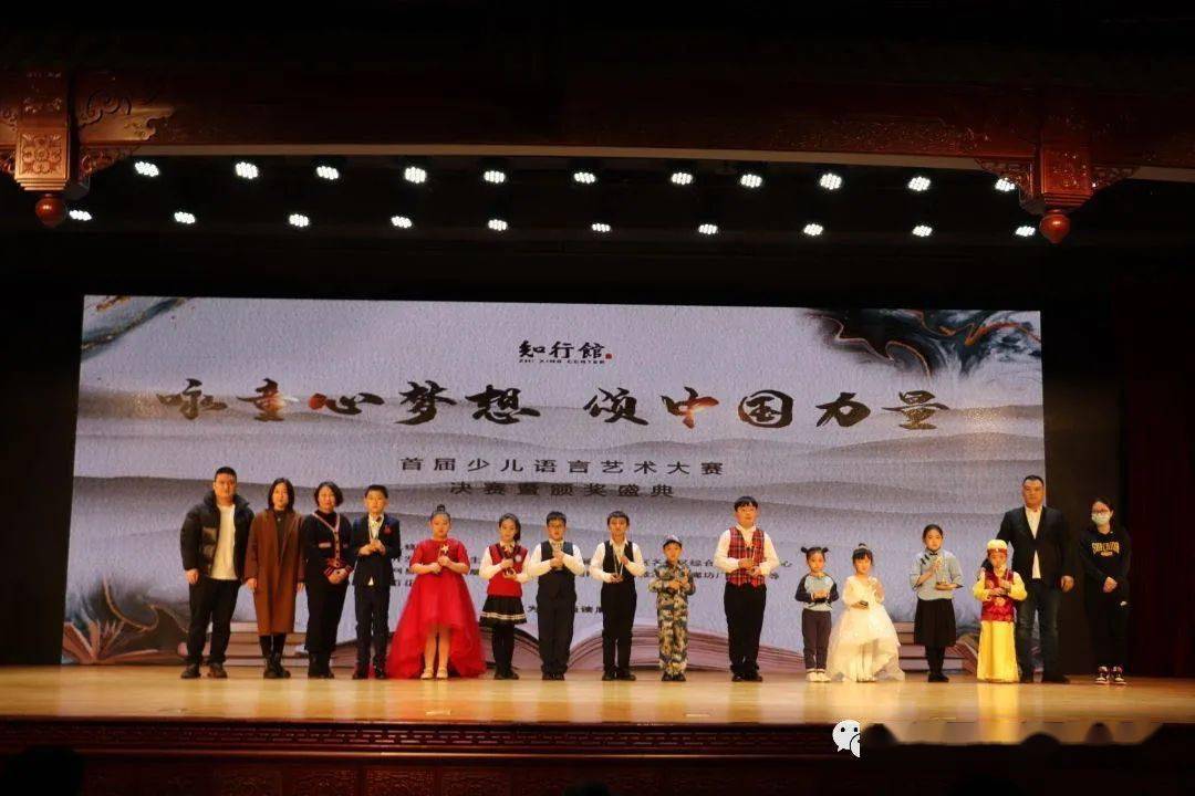 开发区5个社区党支部书记为铜奖获得者颁奖文教卫生局许润芬主任,朱友