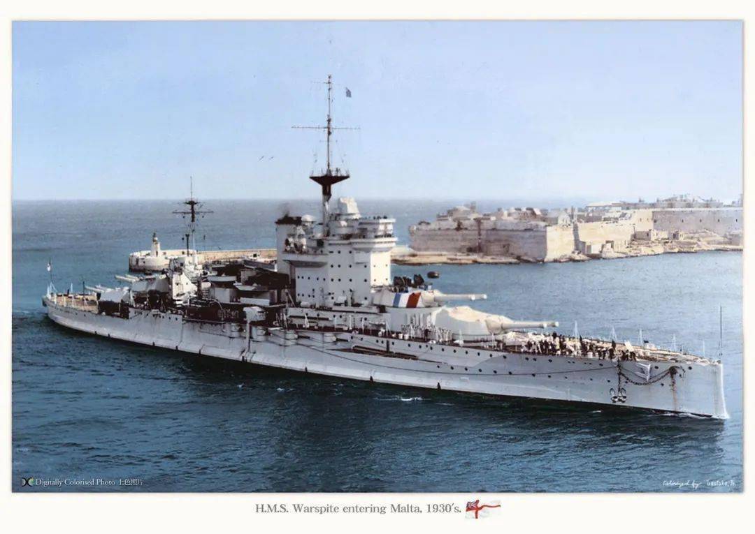 拉瓦尔品第号辅助巡洋舰在航行中遭到德国海军战列巡洋舰编队的袭击