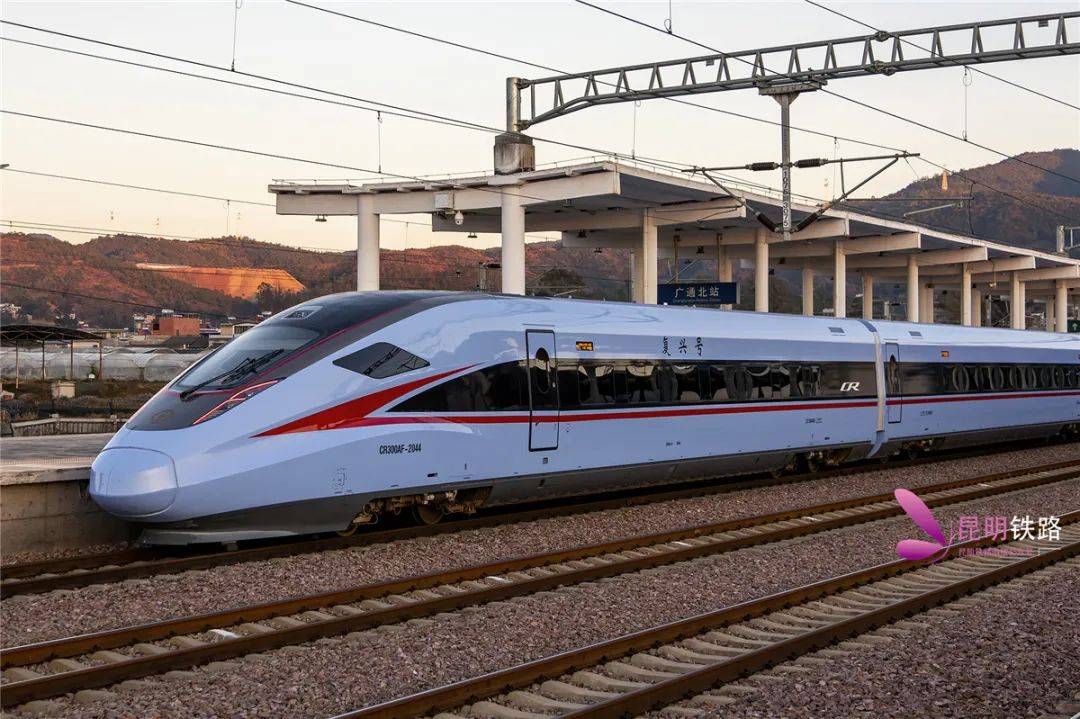 高颜值!蓝色复兴号动车组来大理啦!12306已开始售票_昆明