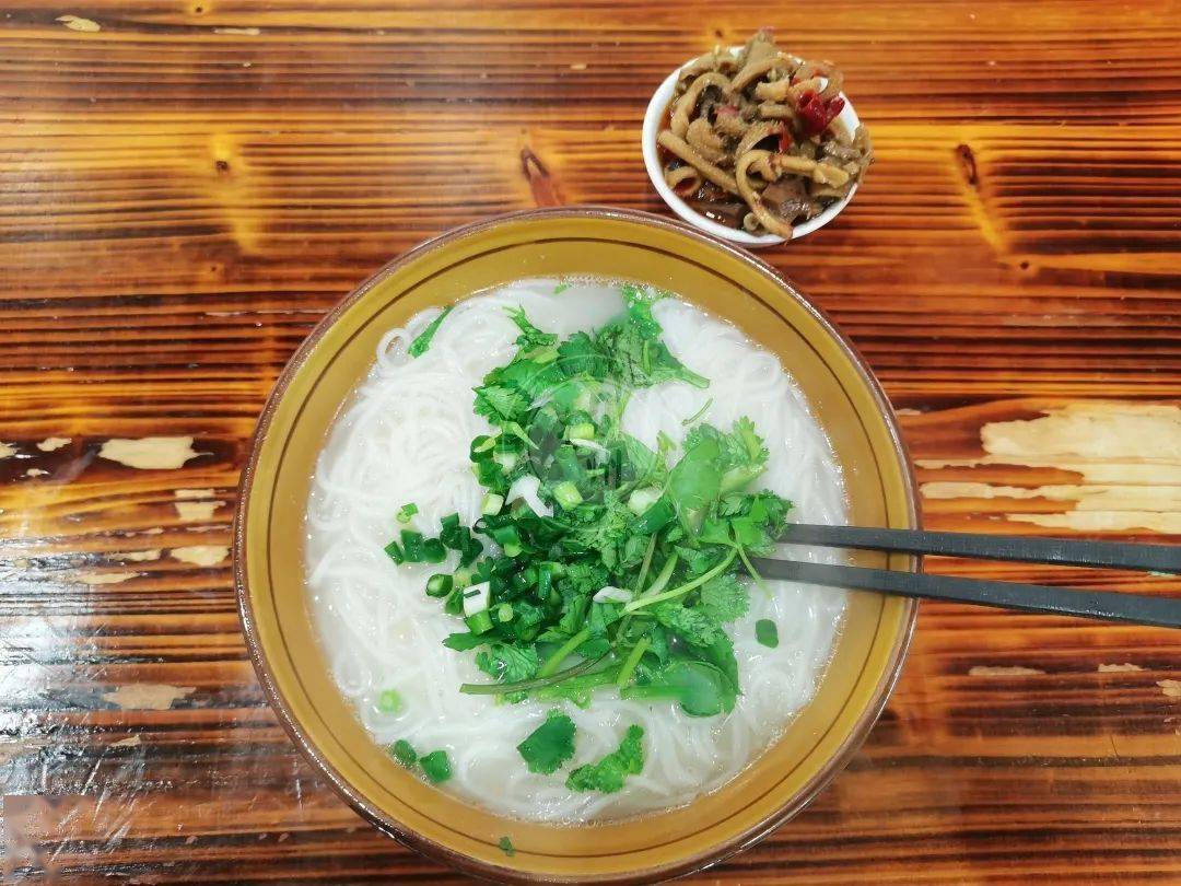 但在资溪大觉岩鲜羊汤粉店,一碗羊汤粉或拌粉定价则是5元,另外羊杂