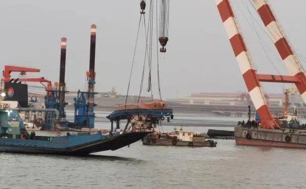长江常熟海轮锚地一船只翻沉 4人被救2人遇难1人下落不明