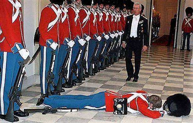 英国女王卫队晕倒时怎么都是脸着地