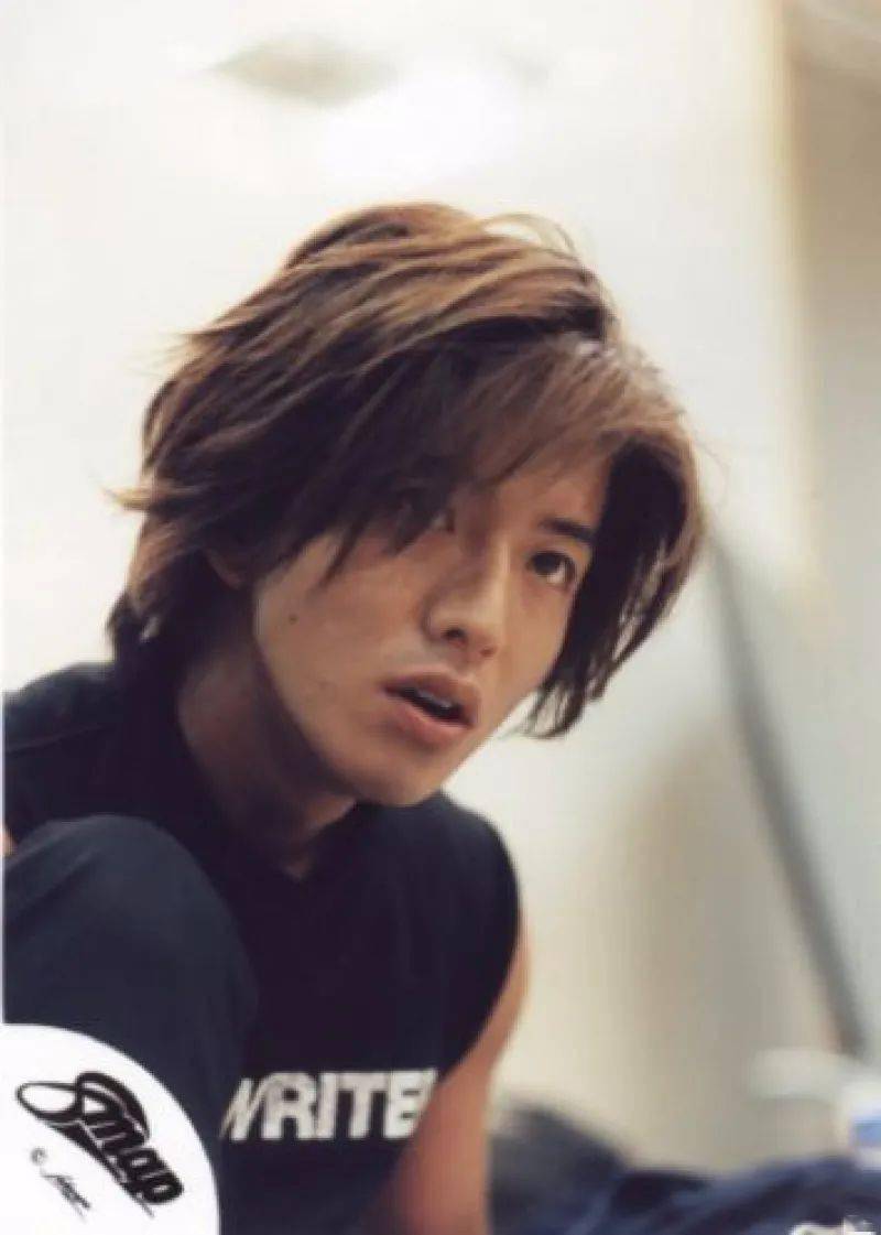 精致耐看的五官与心型脸,他的长发造型曾经是引领日本男性的发型潮流