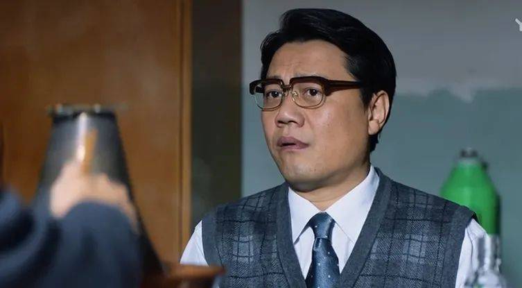 高祥荣和刘玉海瞄了眼厂长,没说话.马保平表情微妙地涮羊肉.